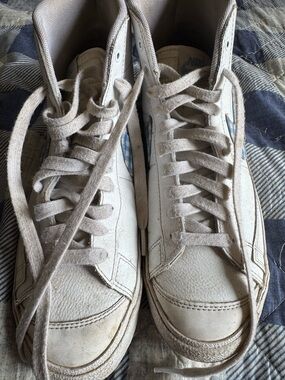 Nike High-Top Sneakers in Off-White with Blue Accent